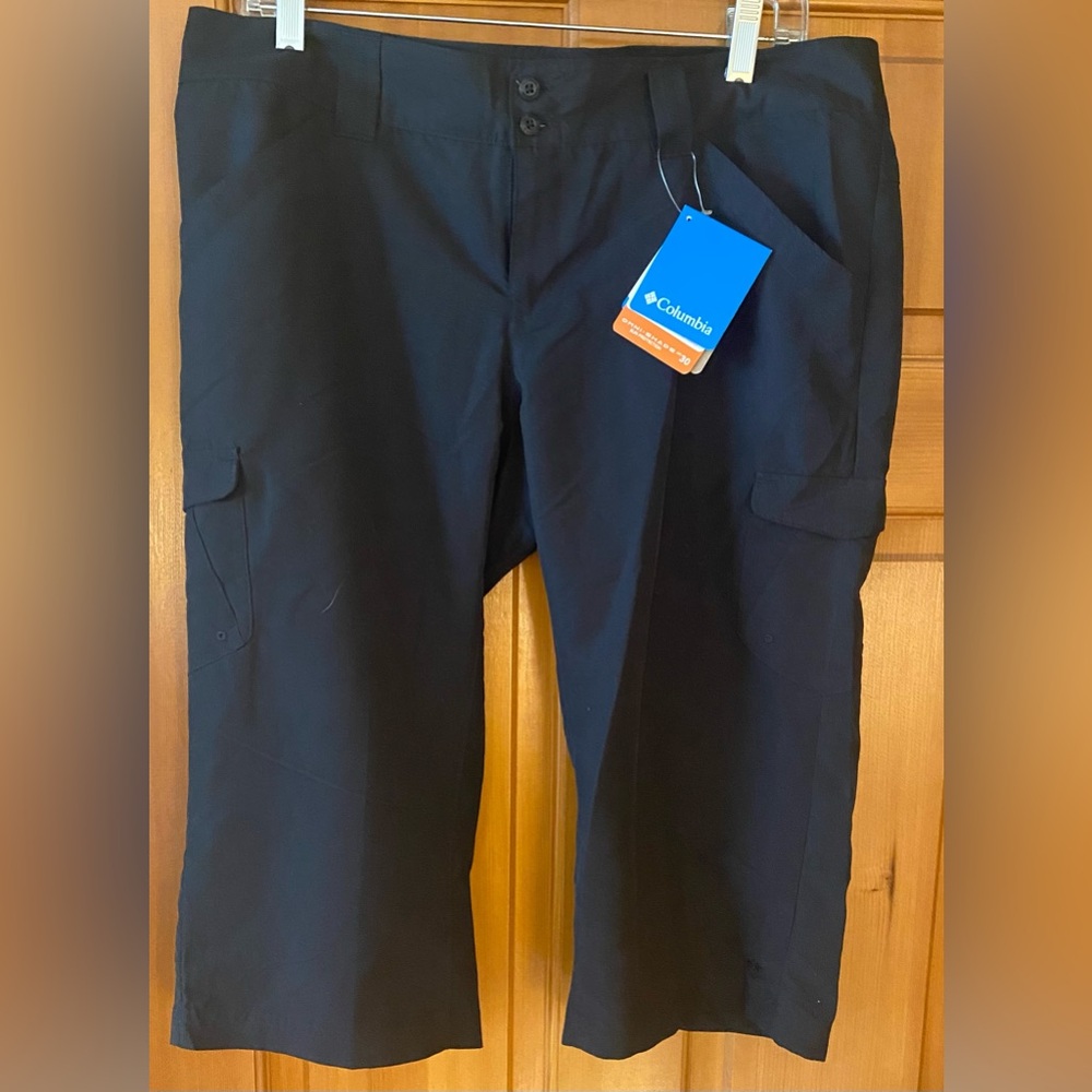 Columbia black cargo capris. Can be worn as shorts. NWT. Size 10
